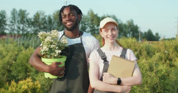 Usmívající Šťastný Agro Specialisté Stojící Zahradě Odpočinkem Pracovním Dni Zpomalený — Stock video