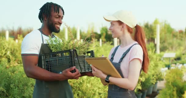 Homem Afro Americano Feliz Jardineiros Cabelo Ruivo Europeus Falando Sobre — Vídeo de Stock