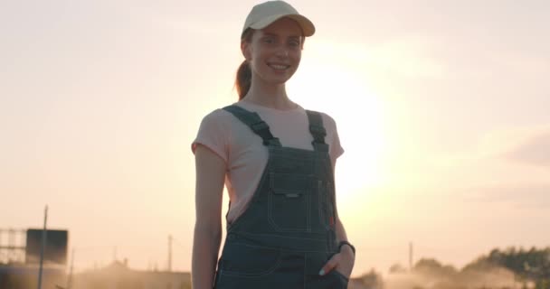 プランテーションに立つ白人の赤髪の女性農家を笑顔カメラを見て 農場の美しい労働者 農業事業概念 — ストック動画