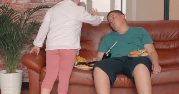 Küçük Amcık Kardeşi Uyurken Fast Food Yiyor Uzaklara Gidiyor Ağır — Stok video