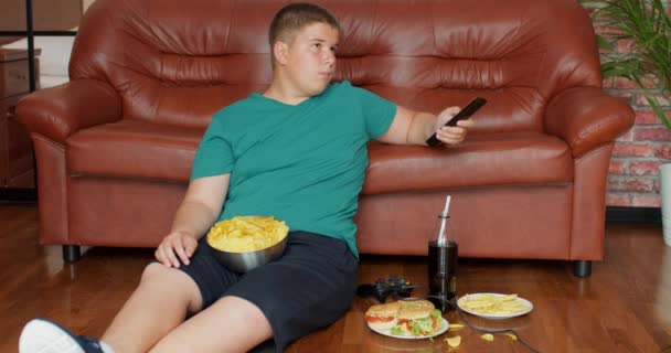 Tlustý Teenager Chlapec Závislý Pomalý Pohyb Nadváha Chlapec Sedět Pohovce — Stock video