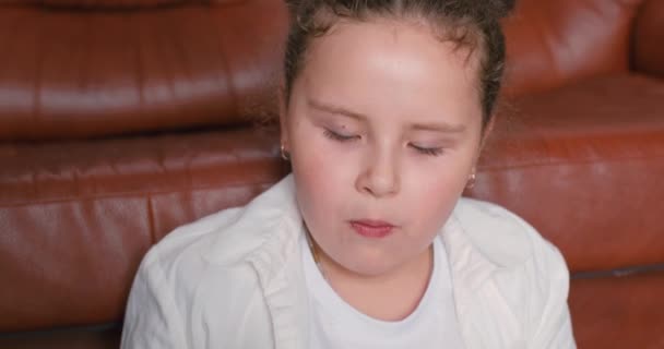 Adorable Śmieszne Słodkie Dziewczyny Korzystających Jedzenie Ciasto Pączek Patrząc Aparat — Wideo stockowe