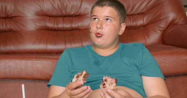 Çıplak Göbekli Tombul Çocuk Oturma Odasında Tatlı Yemekten Zevk Alıyor — Stok video