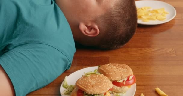 Sovrappeso Grassoccio Adolescente Ragazzo Pieno Come Lui Mangia Snack Molto — Video Stock