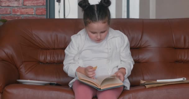 Slowmotion Little Cute Girl Eatning Chips Having Snack Enjoying Reading — Stock Video
