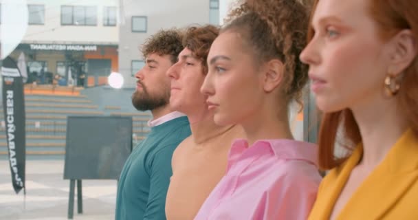 Skupina Mladých Lidí Připravena Začít Nový Život Změnit Své Chování — Stock video