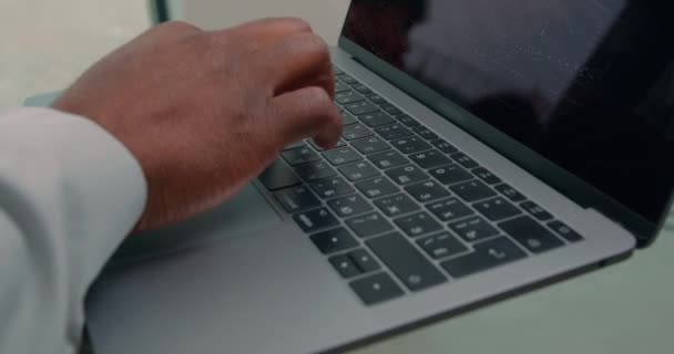 Afro Amerikai Kéz Gépelés Laptop Billentyűzet Irodában Vegyes Faj Etnikai — Stock videók
