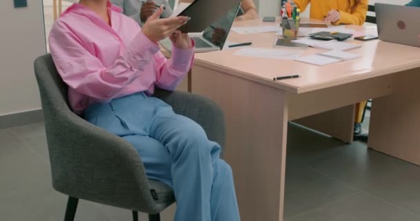 Κομψό Κυρία Κάθεται Μπροστά Από Συναδέλφους Μικτή Φυλή Στο Γραφείο — Αρχείο Βίντεο