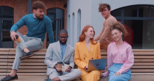 Glad Multietnisk Ung Företagare Designers Att Vila Efter Att Träffat — Stockvideo