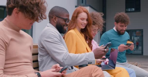 Grupp Affärsmän Snygga Färgglada Kläder Tittar Sina Smartphones Medan Sitter — Stockvideo