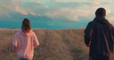 Genç sporcular, koşucular, pitoresk bir yerde spor yapıyorlar. Erkek ve kadın aktif, sağlıklı bir yaşam sürüyorlar. Sağlık ve Vücut Bakımı. Nadir görülen bir bakış açısı.