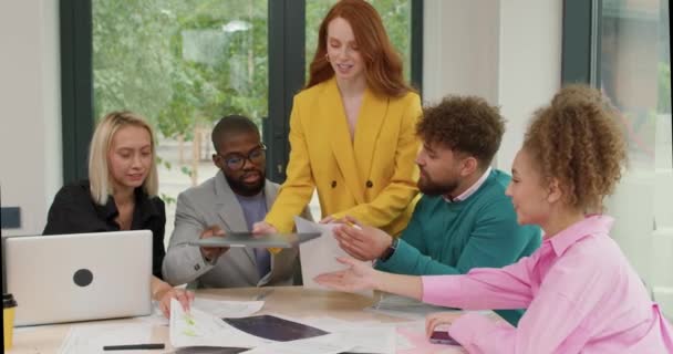 Multiracial Kreatives Erfolgreiches Team Verhandlungsprojekt Entwicklung Geschäftsstrategie Tun Papierkram Analyse — Stockvideo