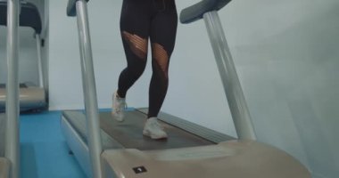 Hırslı, zayıf bir kadın aktif bir hayat sürüyor. Yavaş çekim yakın çekim, zayıf kız fitness ve spor yapıyor.