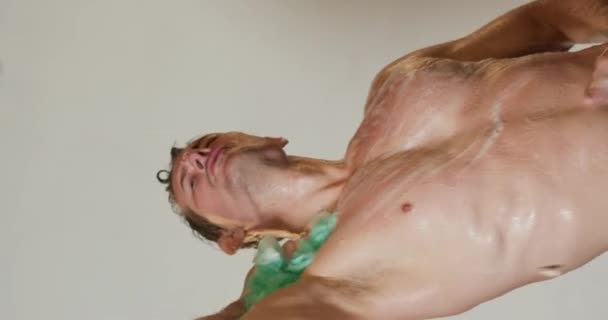 Kaukaski Europejski Sexy Mężczyzna Cieszyć Kąpiel Pomocą Gąbki Loofah Wanna — Wideo stockowe