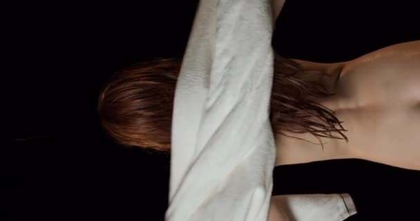 Сексуальна Струнка Руда Жінка Протирає Вологе Довге Волосся Рушником Щоденна — стокове відео