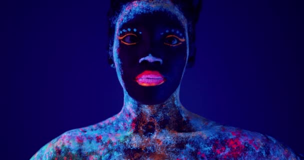 Bela Mulher Com Brilhos Seu Rosto Corpo Lábios Cor Rosa — Vídeo de Stock
