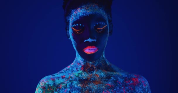 Afro Mulher Com Maquiagem Fluorescente Maquiagem Criativa Grande Para Discotecas — Vídeo de Stock