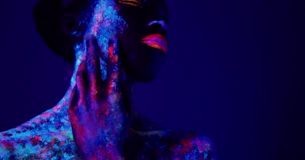Schöne Afrikanische Sinnliche Frau Neonfarbenen Licht Die Zur Seite Schaut — Stockvideo