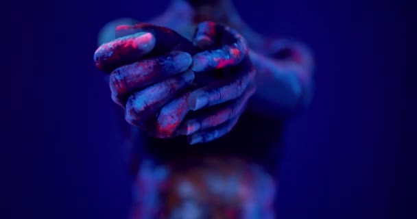 Kreatywna Tancerka Malowanym Ciałem Tańcząca Rozciągniętymi Ramionami Rękami Klubie Nocnym — Wideo stockowe