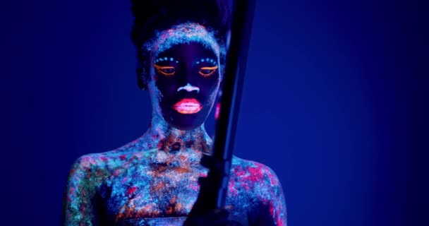 时尚而富有创造力的女人 身上挂着明亮的霓虹灯 闪烁着她的身体慢动作 — 图库视频影像