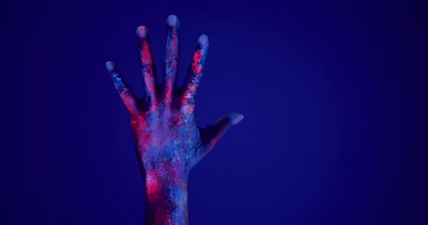 Weibchen Mit Fluoreszierenden Gemälden Die Die Handfläche Schließen Geballte Faust — Stockvideo