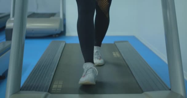 Kvinnliga Löpning Löpband Maskin Gym Närbild Croped View Female Legs — Stockvideo