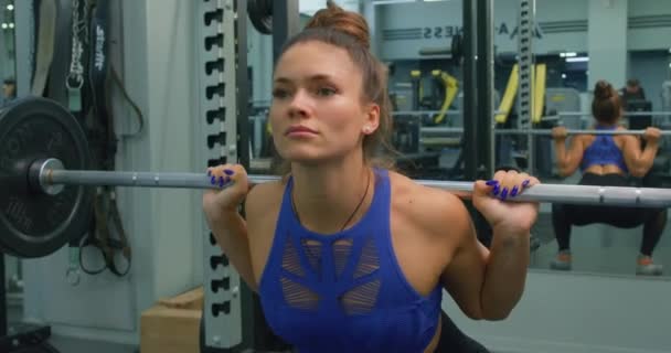 Spor Giyimli Formda Genç Hırslı Bir Bayan Çömeliyor Sırtında Halter — Stok video