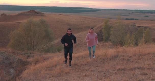Активний Підходить Чоловік Жінка Бігають Заході Сонця Пагорбі Ноги Кардіо — стокове відео