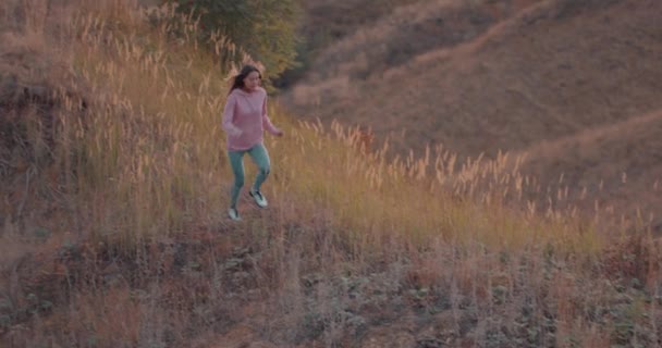 Активний Підходить Жіночий Бігун Тренування Біг Відкритому Повітрі Красивому Гірському — стокове відео