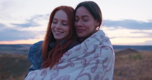 Dos Mujeres Felices Sonrientes Turistas Envueltos Manta Abrazos Que Sienten — Vídeo de stock