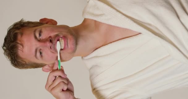 Mladý Atraktivní Muž Ukazující Čisté Zuby Čištění Izolované Šedé Pozadí — Stock video