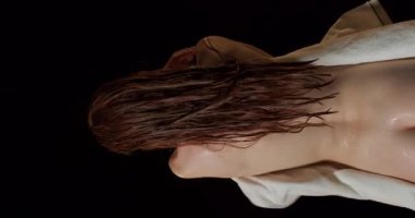 Seksi seksi kız banyo yaptıktan sonra ıslak vücudunu siliyor. Nadir görülen dikey manzara, hafta sonu dinlenme ve dinlenme, tatil, kız spa merkezinde zaman geçiriyor. Cinsel vuruş, tazelik konsepti.