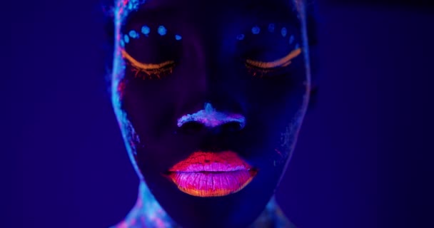 Cerca Cara Neon Light Modelo Chica Con Fluorescente Creativo Maquillaje — Vídeos de Stock