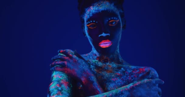 페인트 메이크업에 자신을 클로즈업 초상화 어두운 — 비디오