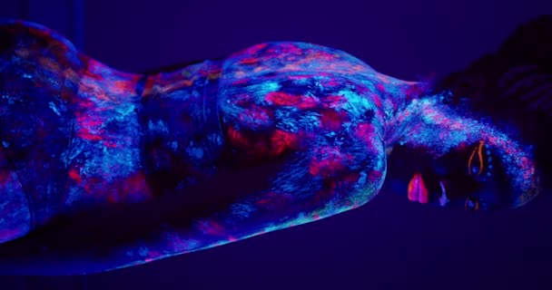 Malowanie Ciała Body Art Sexy Szczupły Pasuje Afryki Kobieta Brokat — Wideo stockowe