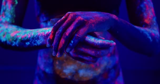 Frau Mit Bemalten Händen Handflächen Reiben Sie Frauenhände Mit Fluoreszierender — Stockvideo
