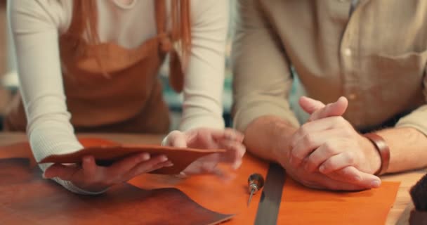 Professionele Mannelijke Vrouwelijke Crafter Kiezen Bruin Oranje Leer Voor Het — Stockvideo