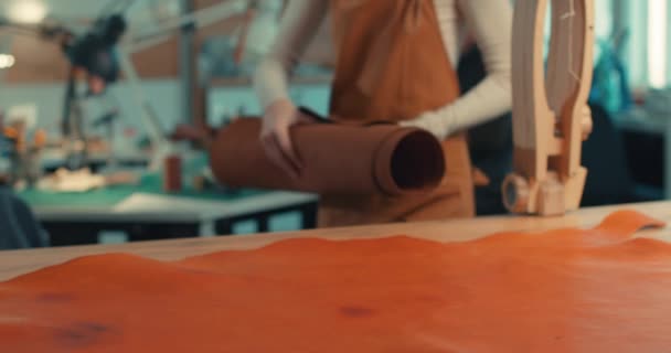Kobieta Krawiec Wprowadzenie Skóry Stół Będzie Szyć Akcesoria Torba Portfel — Wideo stockowe