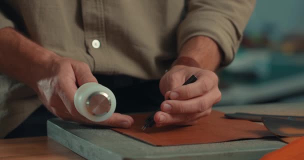 Ambachtsman Tikt Punch Tool Met Hamer Gaten Maken Leer Workshop — Stockvideo