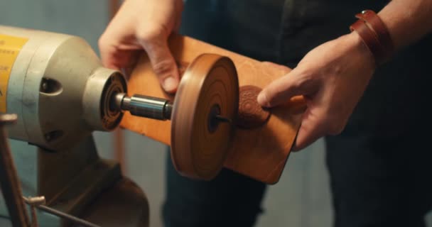 Artigiano Sta Usando Una Macchina Elettrica Brunire Mentre Cuce Portafogli — Video Stock