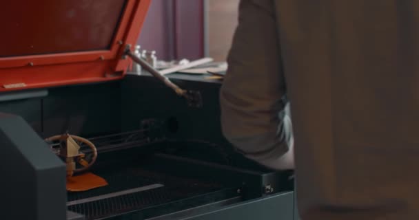 皮革激光雕刻机 慢动作 工艺方面的工匠 — 图库视频影像