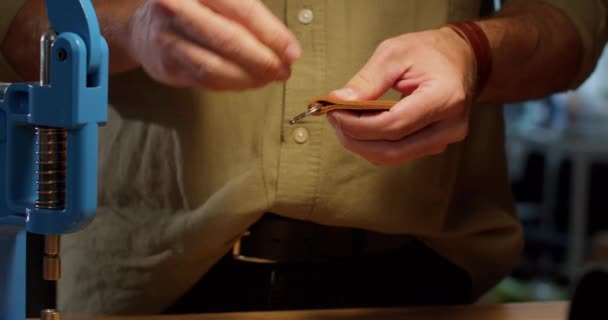 Skórzany Rzemieślnik Pracy Robi Ręcznie Robiony Skórzany Portfel Zbliżenie Rąk — Wideo stockowe