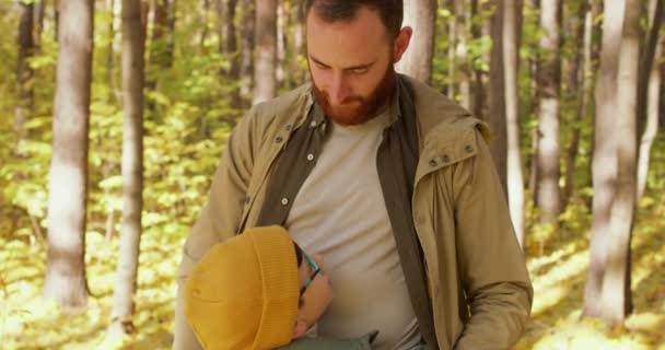 Pequeño Niño Adorable Mirando Papá Abrazándolo Mientras Está Pie Bosque — Vídeos de Stock