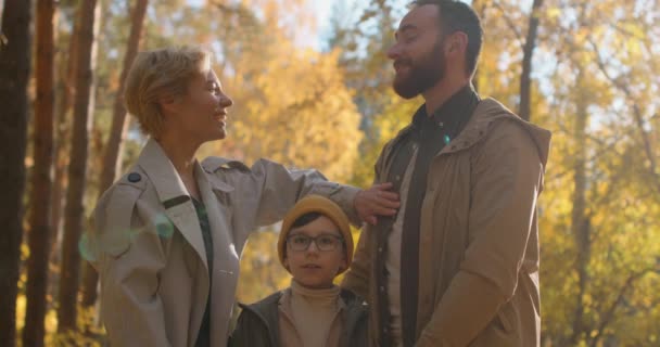 Šťastná Rodina Dítětem Stojí Malebném Podzimním Parku Užívá Volného Času — Stock video