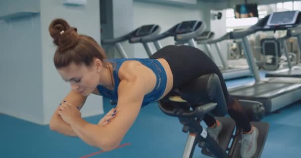 Motivierte Schöne Frau Stützt Sich Auf Sportgeräte Beugt Sich Fitnesszentrum — Stockvideo