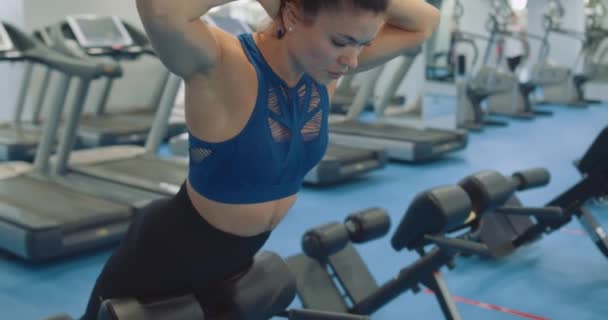 Spor Salonunda Egzersiz Bankında Çalışan Narin Formda Genç Bir Kadın — Stok video