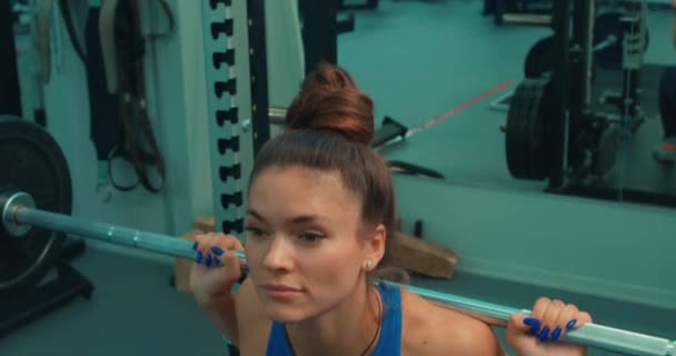 Modern Spor Salonunda Halterle Egzersiz Yapan Esmer Formda Bir Kız — Stok video