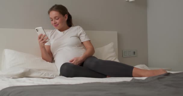 Mooi Zwanger Meisje Met Smart Phone Chatten Met Vrienden Sms — Stockvideo