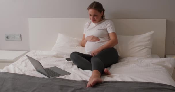 Όμορφη Έγκυος Γυναίκα Έχει Απευθείας Σύνδεση Διαβούλευση Γιατρό Whlie Κάθεται — Αρχείο Βίντεο