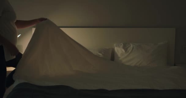 Беременная Женщина Ложится Спать Отдыхает Кровати Выключает Свет Засыпает Отдыхает — стоковое видео